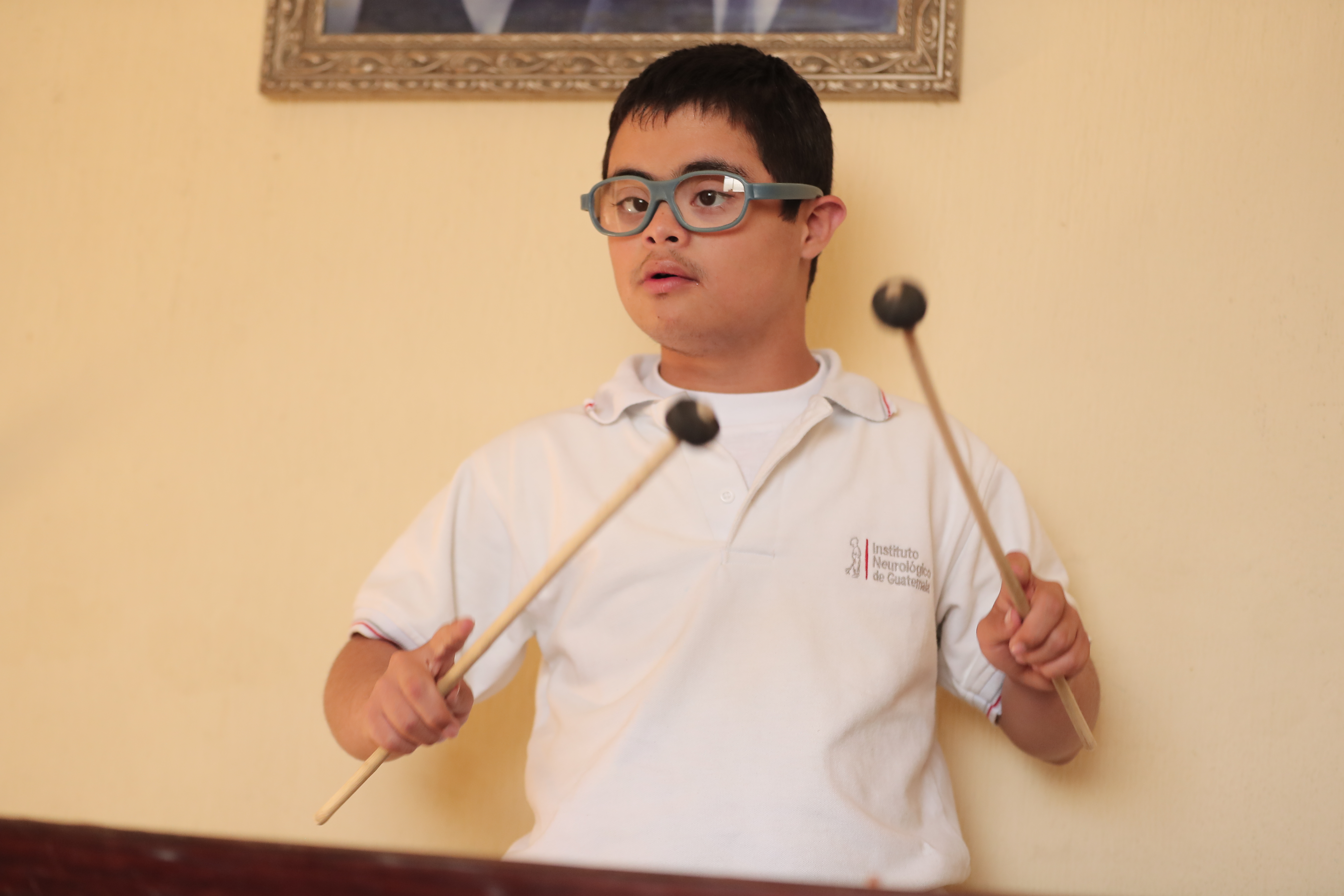 Sebastián Castillo, con síndrome de Down, toca con gran habilidad la marimba, la lira y el redoblante. (Foto Prensa Libre: Juan Diego González)