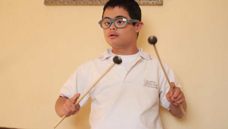 Sebastián Castillo, con síndrome de Down, toca con gran habilidad la marimba, la lira y el redoblante. (Foto Prensa Libre, Juan Diego González)
