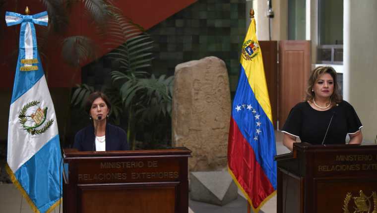 Maria Romero, nueva embajadora de Venezuela, y la canciller guatemalteca Sandra Jovel hablan a los medios de la reunión en privado que tuvieron ambas diplomáticas. (Foto Prensa Libre: AFP)