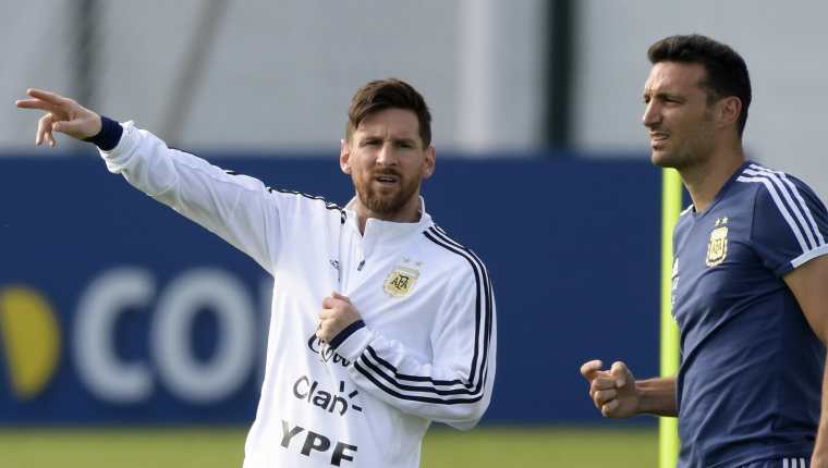 Lionel Scaloni tiene claro que Messi siempre tendrá un lugar en la Selección de Argentina. (Foto Prensa Libre: AFP)