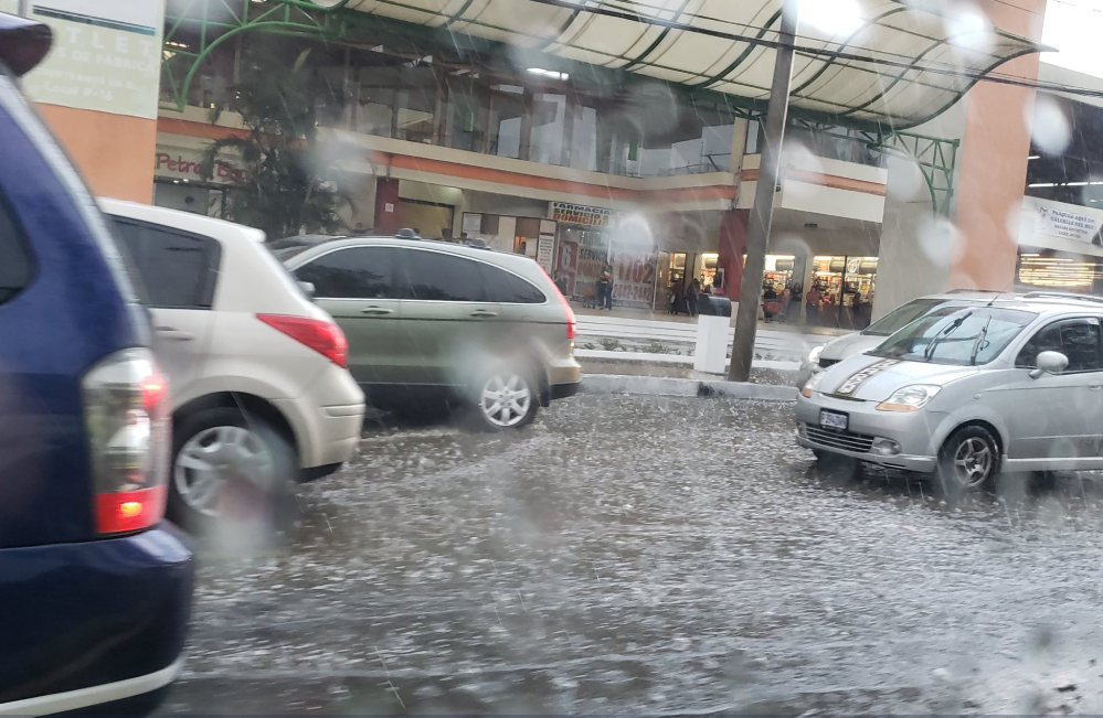 La fuerte lluvia ha causado inundaciones en la calzada Aguilar Batres. (Foto Prensa Libre: Cortesía). 


