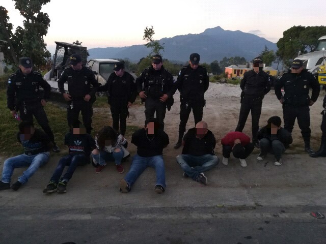 Agentes de la PNC custodian a los presuntos asaltantes capturados en San Marcos. (Foto Prensa Libre: PNC).