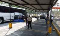 Supuesto delincuente muere en asalto a bus pullman. (Foto Prensa Libre: Carlos Enrique Paredes)