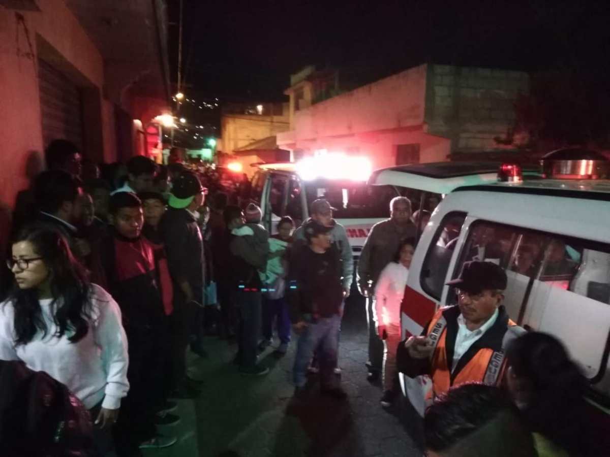 Bomberos Voluntarios llegaron al lugar del hecho violento para auxiliar a los cuatro heridos. (Foto Prensa Libre: Mynor Toc)   