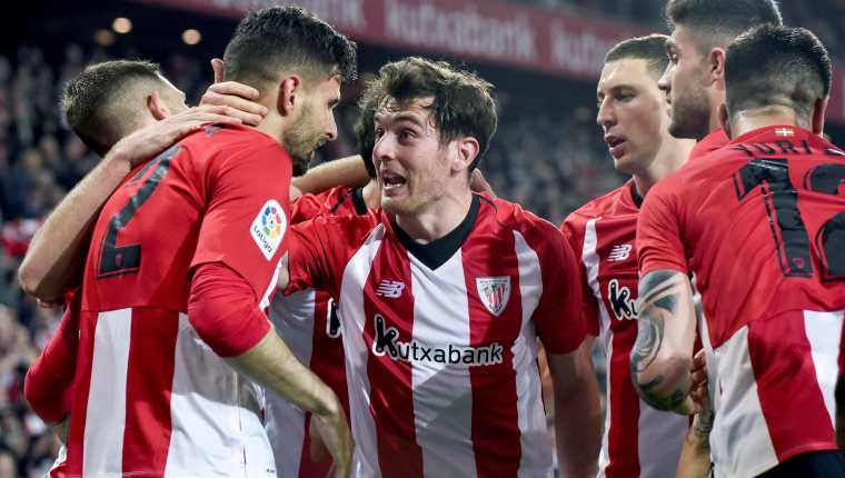 Los jugadores del Athletic de Bilbao festejan después de haber marcado el segundo gol contra el Atético de Madrid. (Foto Prensa Libre: EFE).