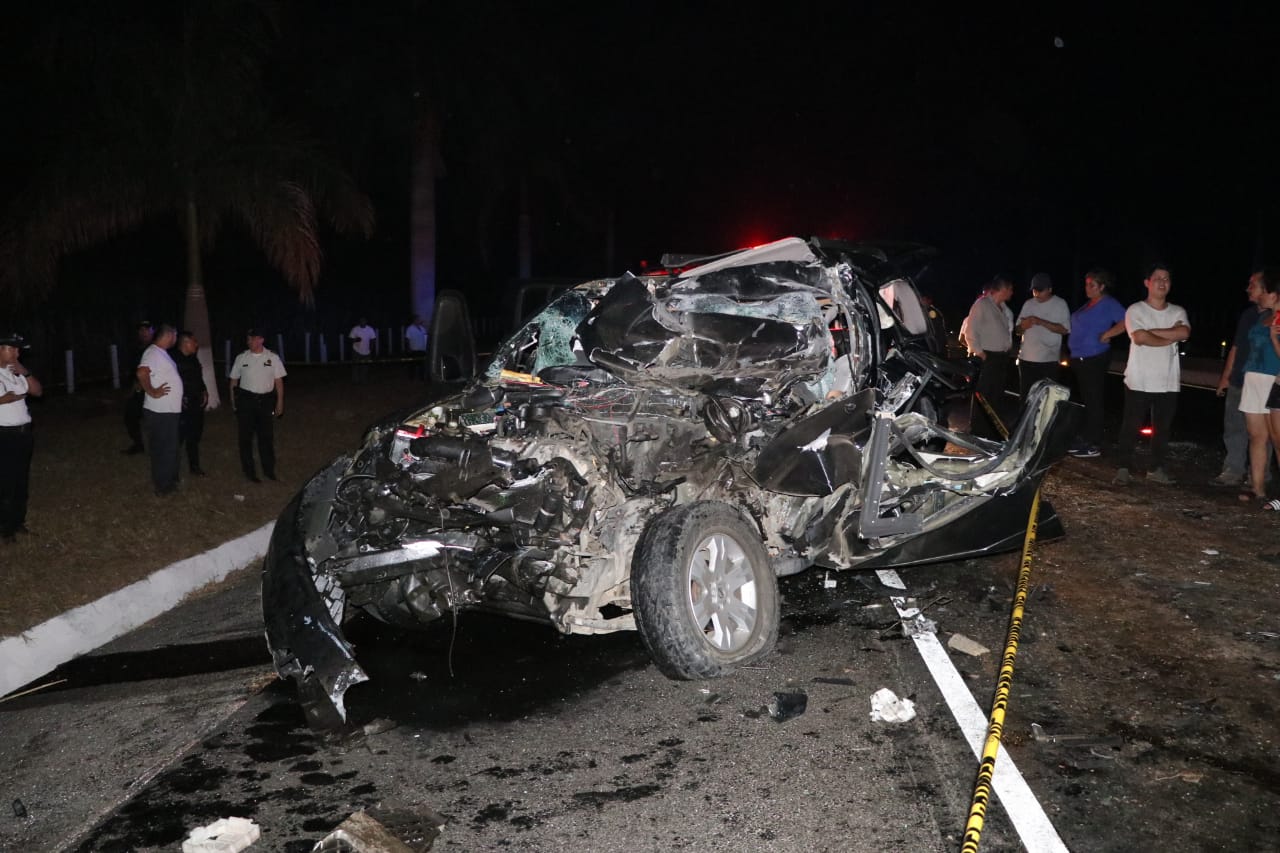 Vehículo en el que se transportaban las víctimas en la autopista Palín-Escuintla. (Foto Prensa Libre: Carlos Paredes).