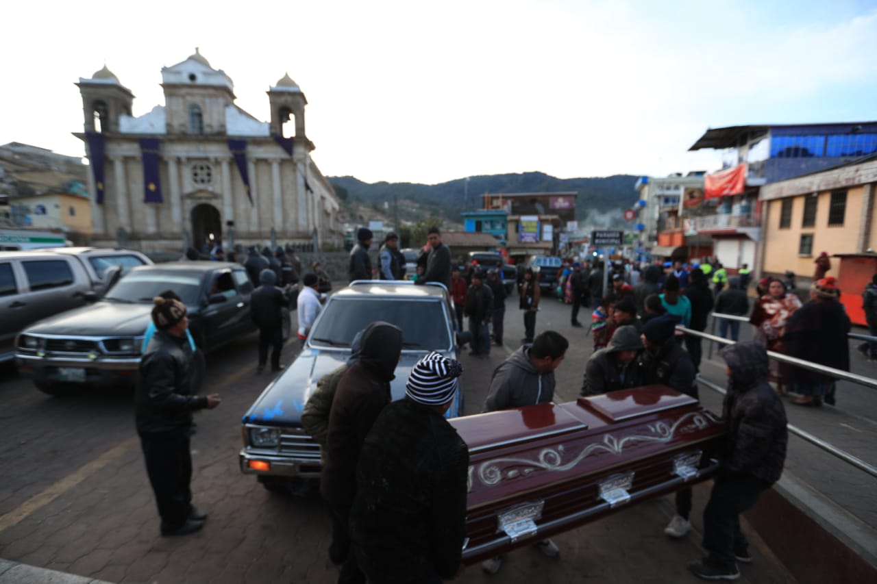 Los restos de las víctimas permanecían en el Salón Municipal de Nahualá, Sololá, y han comenzado a ser entregados a sus familiares desde las 5 horas de este jueves. (Foto Prensa Libre: Carlos H. Ovalle)