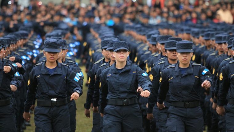 En promedio cada año la PNC gradúa a dos mil 500 nuevos policías y el presupuesto es de Q300 millones anuales por esa ampliación. (Foto Prensa Libre: Hemeroteca PL) 