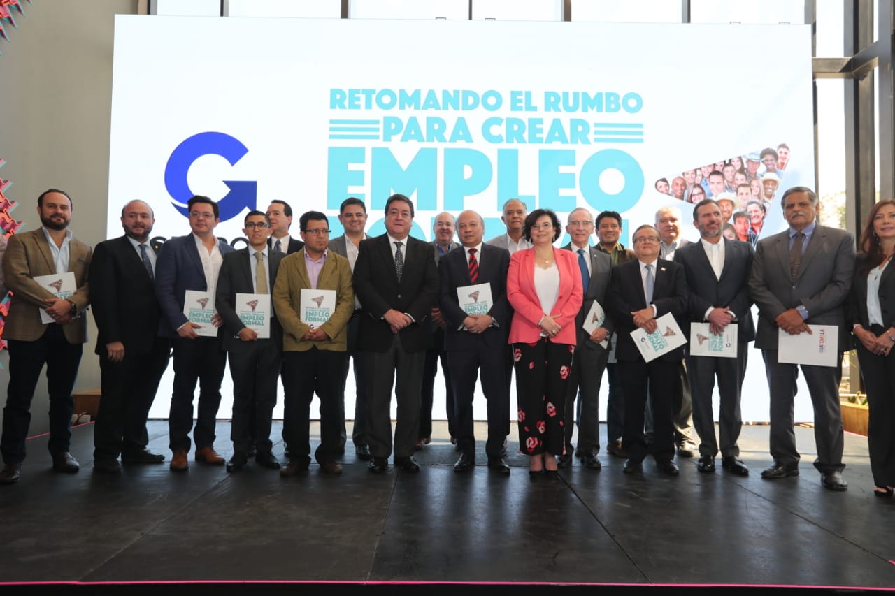 Candidatos presidenciales de varios partidos políticos, o sus representantes, recibieron el plan de generación de empleo propuesto por Agexport. (Foto, Prensa Libre: Érick Ávila).