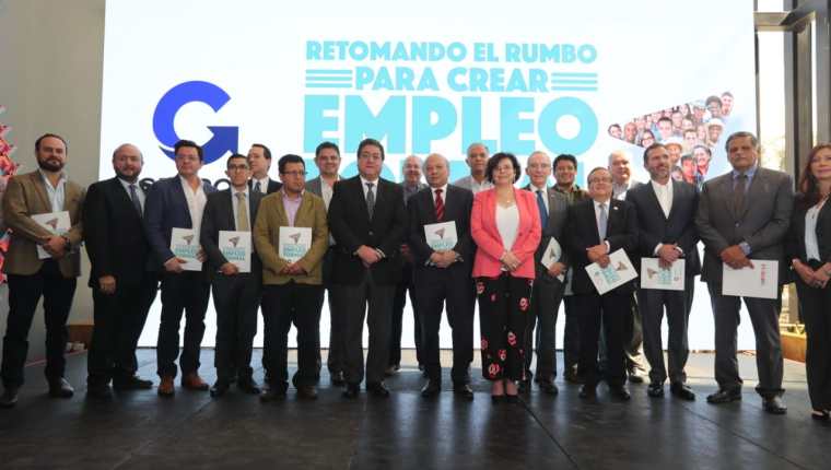 Candidatos presidenciales de varios partidos políticos, o sus representantes, recibieron el plan de generación de empleo propuesto por Agexport. (Foto, Prensa Libre: Érick Ávila).