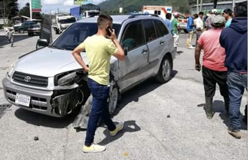 Ángel Cabrera conversa por teléfono frente a su vehículo después de sufrir un accidente. (Foto Prensa Libre: Eduardo Sam)