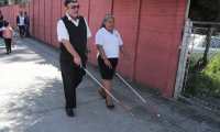 Es importante aprender cómo se movilizan las personas con discapacidad visual por las calles. (Foto Prensa Libre: Juan Diego González).