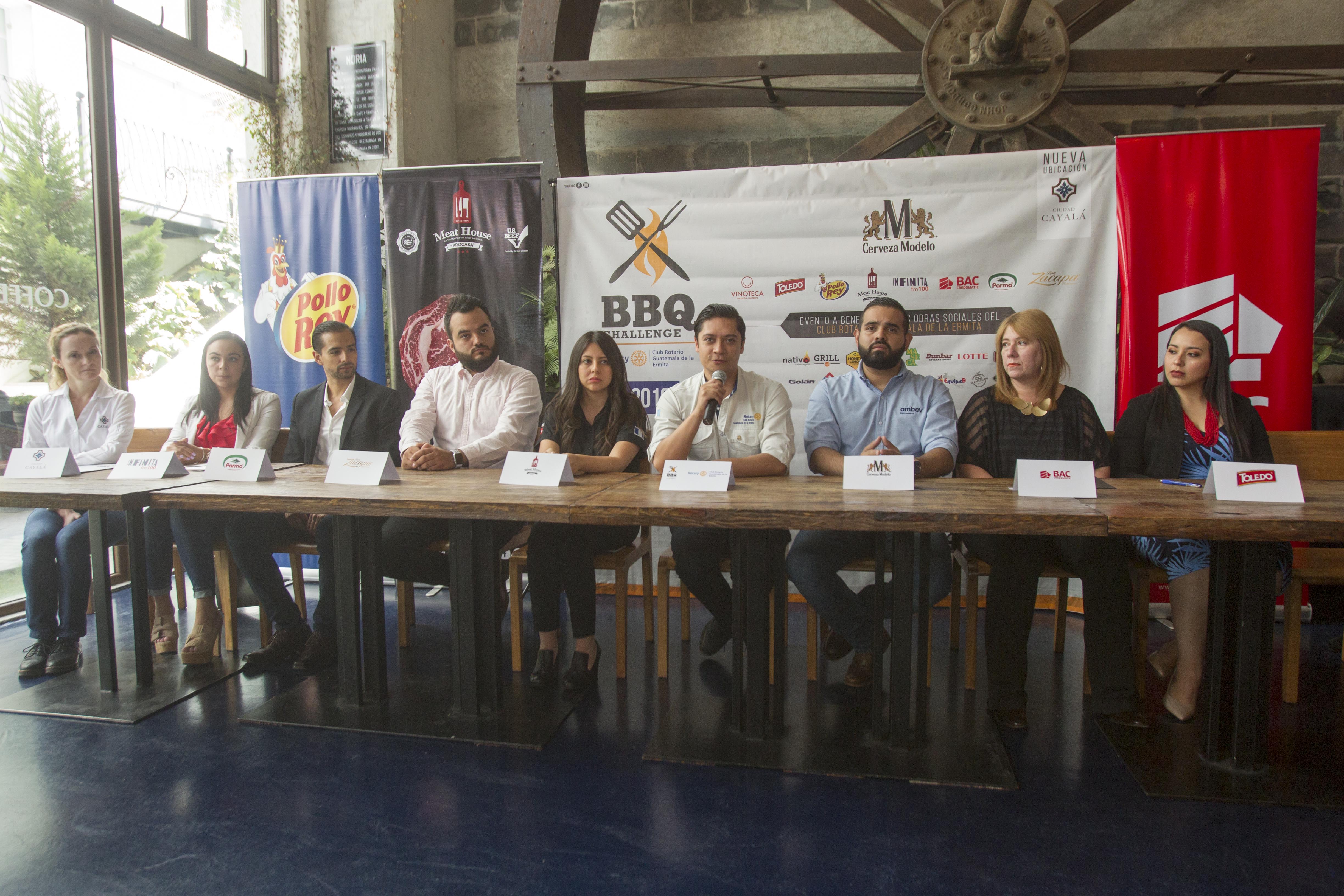 Representantes de Rotario y de las empresas que patrocinaran el evento, entre ellas Cerveza Modelo, BAC Credomatic 