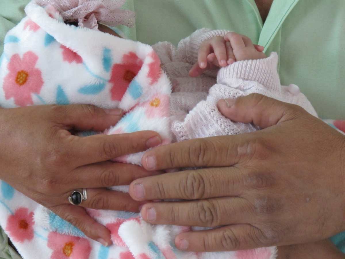 “Una princesa que Dios nos mandó”: Bebé abandonada en zona 15 ya tiene una familia que la cuide