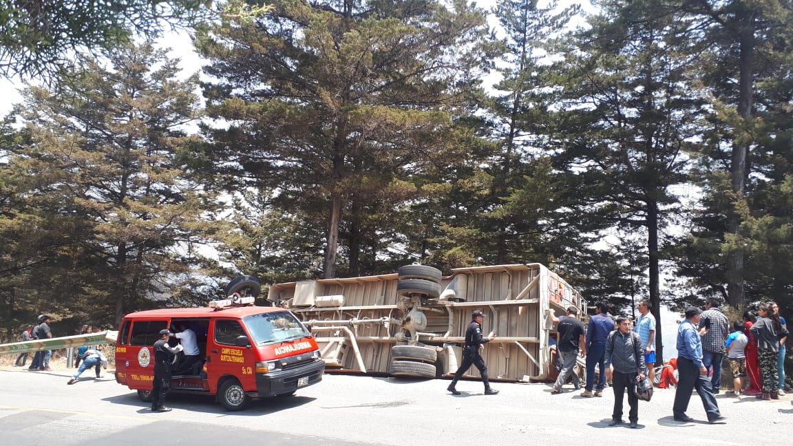 Un autobús de transporte extraurbano volcó en Olintepéque, Quetzaltenango. (Foto Prensa Libre: Mynor Toc)