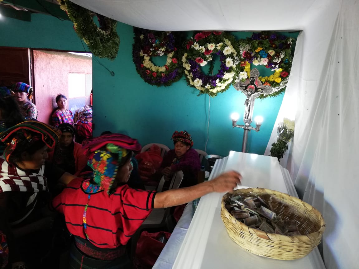 Vecinos de Cajolá, Quetzaltenango, darán hoy el último adiós a la migrante Vilma Vaíl Jiménez, en el cementerio de la localidad. (Foto Prensa Libre: Mynor Toc)