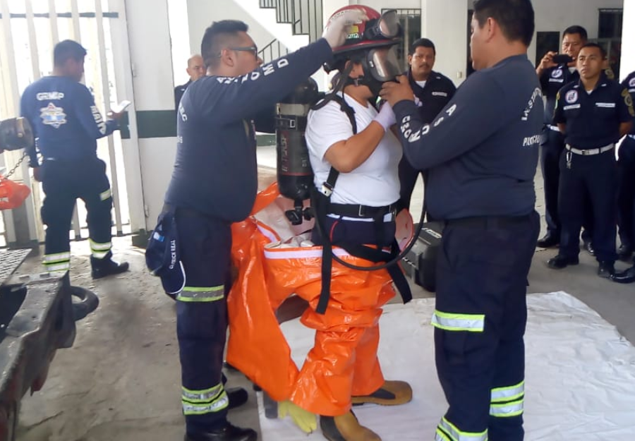 Bomberos Municipales Departamentales se capacitan para atender emergencias con materiales peligrosos. (Foto Prensa Libre: Costesía).

