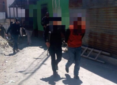 Uno de los supuestos estafadores detenido en Chiantla. (Foto Prensa Libre: PNC). 