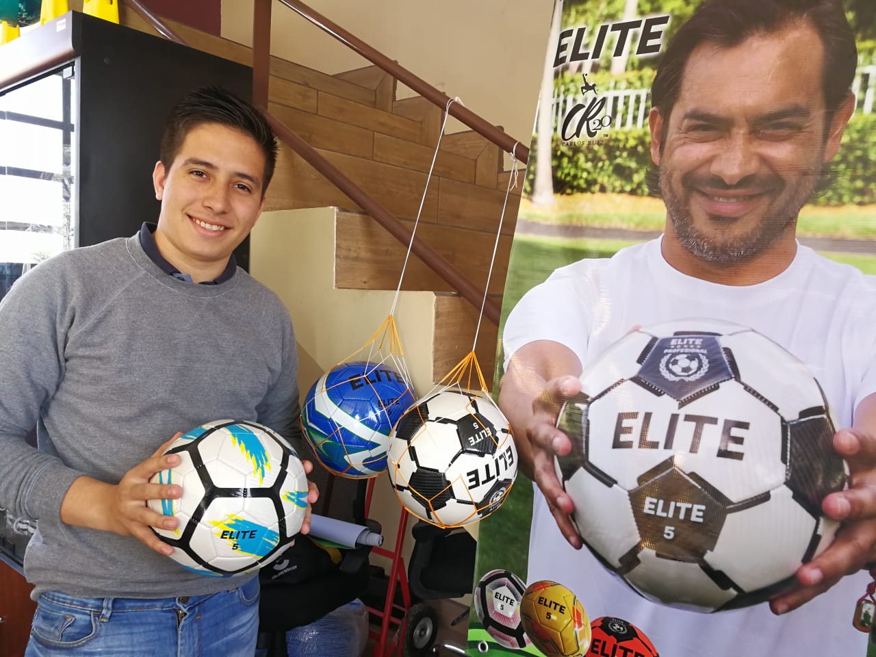 Carlos Lemus, trabajador de uno de los puntos de venta muestra los balones CR20 Élite. (Foto Prensa Libre: Jorge Ovalle)