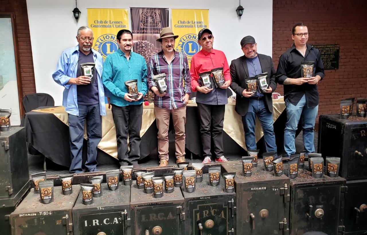 Integrantes del grupo musical Alux Nahual presentaron el Café Alux Nahual, lanzado al mercado local y extranjero. (Foto Prensa Libre: Luis de León)
