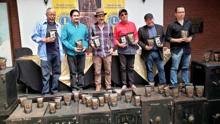 Integrantes del grupo musical Alux Nahual presentaron el Café Alux Nahual, lanzado al mercado local y extranjero. (Foto, Prensa Libre: Luis de León).