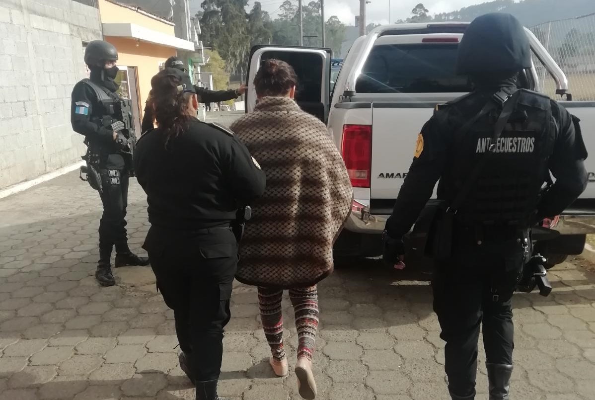 Lilian Amparó Arévalo Rivas fue capturada por agentes del Comando Antisecuestros de la Policía Nacional Civil, en la colonia Patricia de Arzú, El Tejar, Chimaltenango. (Foto Prensa Libre: Cortesía PNC)