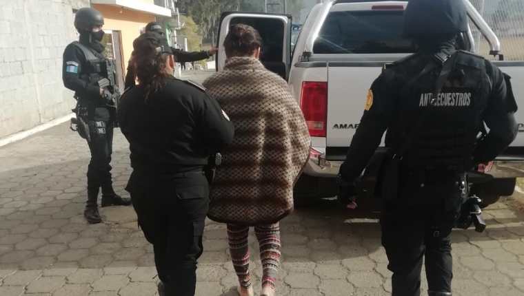Lilian Amparó Arévalo Rivas fue capturada por agentes del Comando Antisecuestros de la Policía Nacional Civil, en la colonia Patricia de Arzú, El Tejar, Chimaltenango. (Foto Prensa Libre: Cortesía PNC)