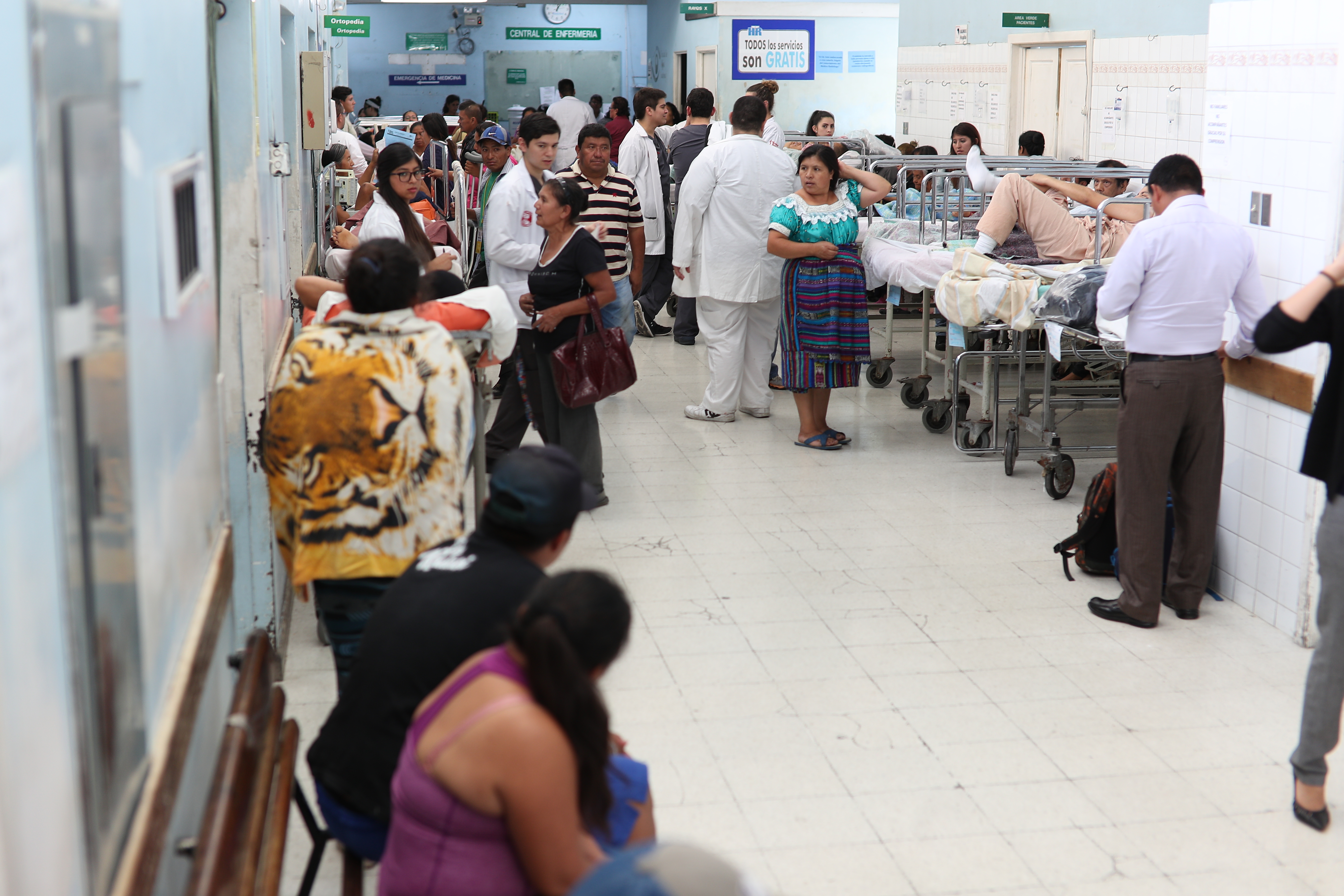 Los niveles de atención en los hospitales y centros del salud del país no logran cubrir la demanda de los guatemaltecos en el tema de salud. (Foto Prensa Libre: Hemeroteca PL)