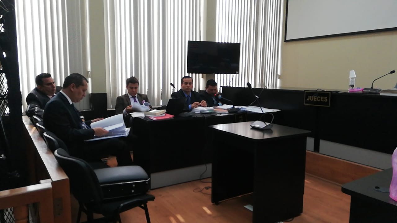 Los abogados Rudy Nery Martínez Xutuc y Mario Alfredo Menéndez Martínez, aceptaron los cargos en el caso Los Huista. (Foto Prensa Libre: Kenneth Monzón)