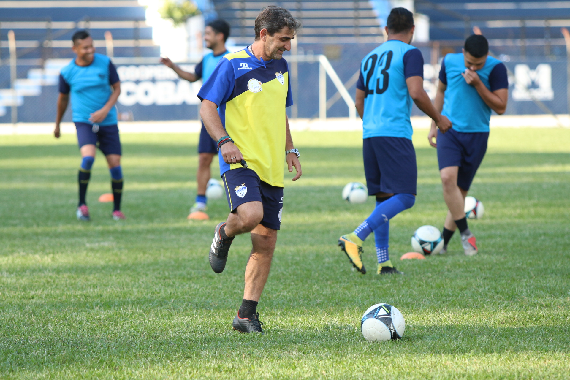 El entrenador Fabricio Benítez prepara su equipo para enfrentar a Iztapa. (Foto Prensa Libre: Eduardo Sam Chun)