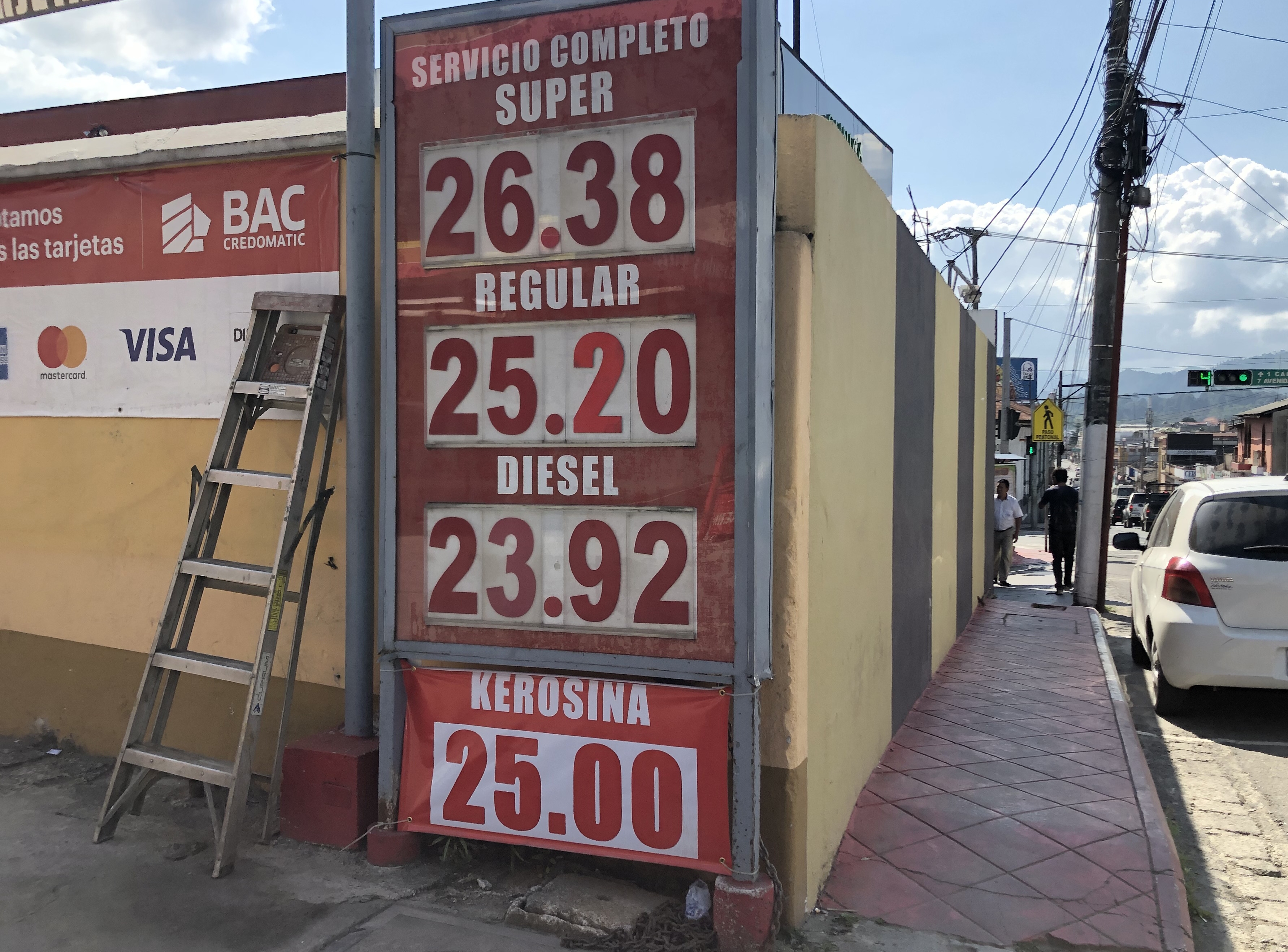 Las estaciones de servicio de Cobán, Alta Verapaz, muestran precios que superan los Q26 el galón de gasolina superior. (Foto Eduardo Sam Chun)