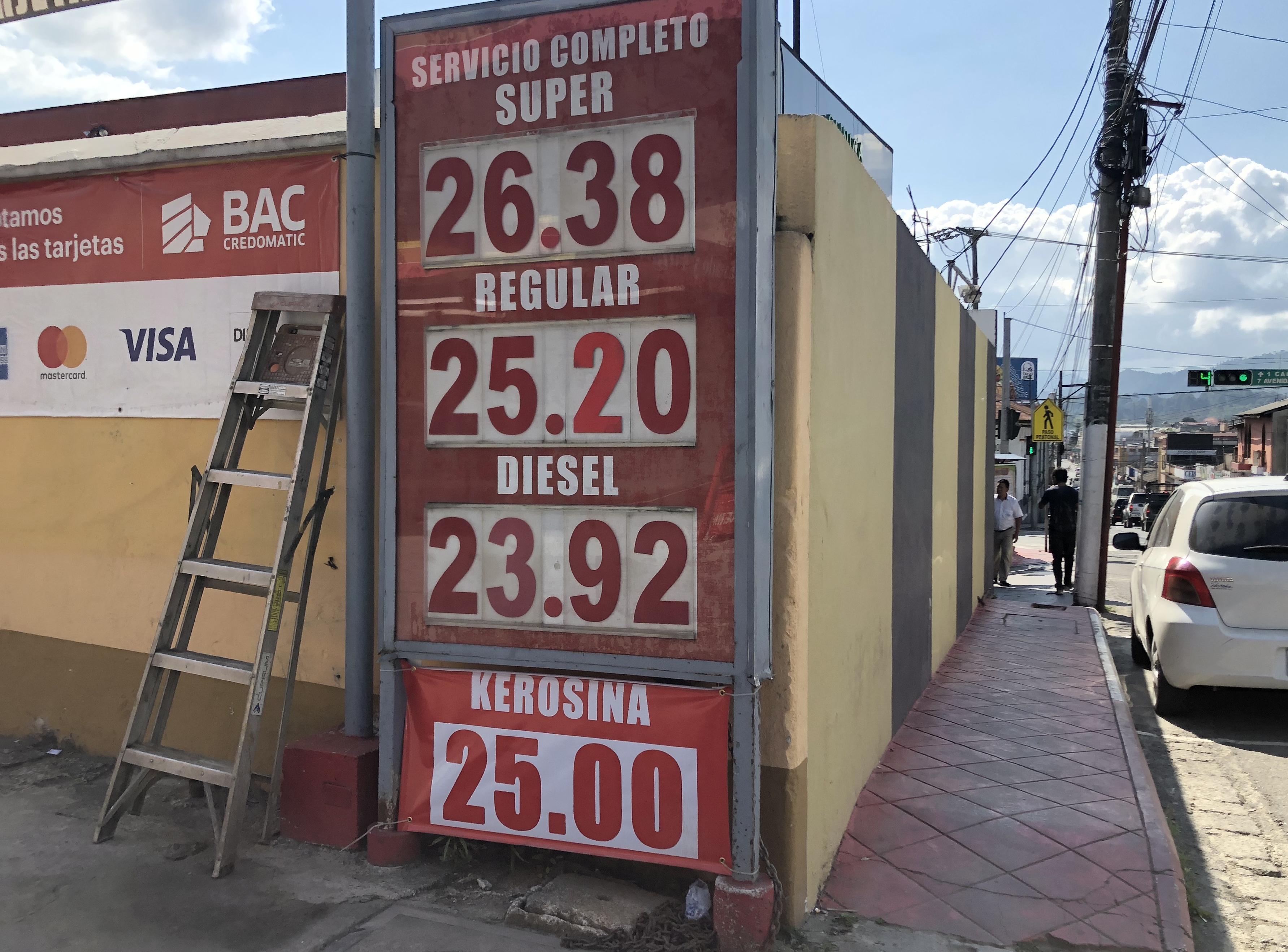 Las estaciones de servicio de Cobán, Alta Verapaz, muestran precios que superan los Q26 el galón de gasolina superior. (Foto Prensa Libre: Eduardo Sam Chun)