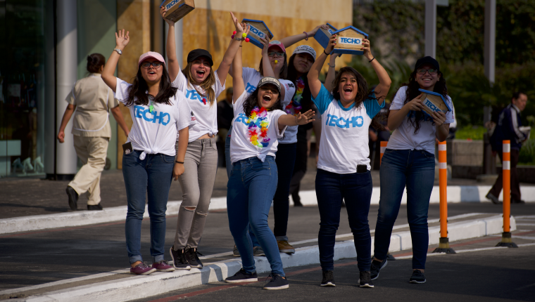 Los voluntarios estarán identificados con la playera de Techo Guatemala. (Foto Prensa Libre: Cortesía). 
