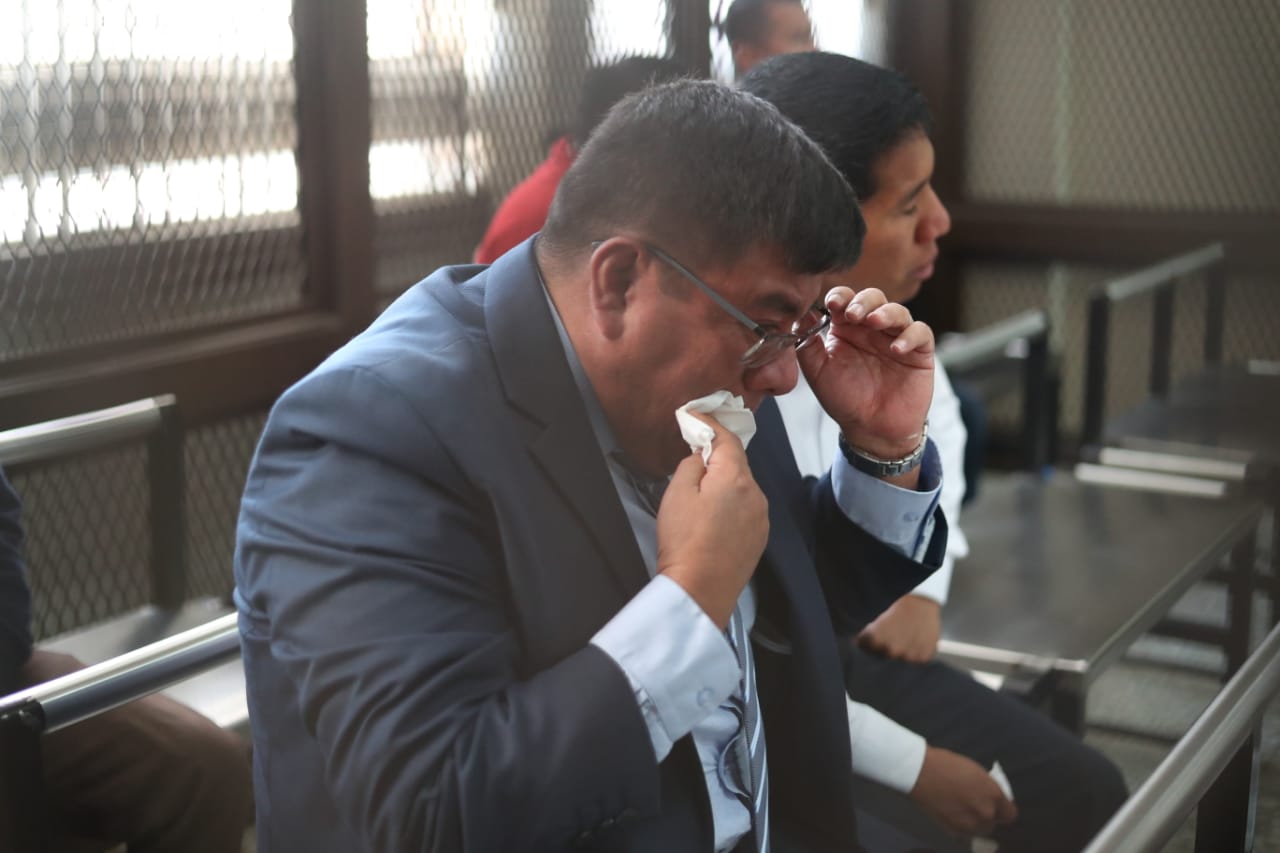 El coronel Juan Chiroy Sal lloró en la carceleta de la judicatura al escuchar la resolución de la jueza Claudette Domínguez. (Foto Prensa Libre: Esbin García)