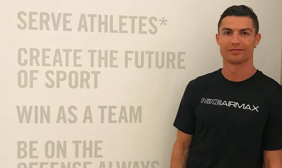 Cristiano Ronaldo se lesionó en el partido clasificatorio a la Eurocopa entre Portugal y Serbia. (Foto Prensa Libre: AFP)