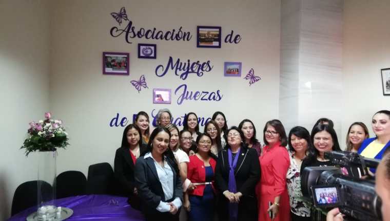 Juezas participan en la inauguración de la sede de la Asociación de Mujeres Juezas. (Foto Prensa Libre: Kenneth Monzón)