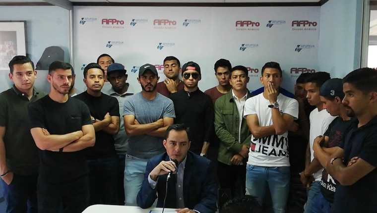 Los ahora exjugadores de Deportivo Petapa dieron a conocer su decisión en las oficinas de Sifupgua. (Foto Prensa Libre: Edwin Fajardo)