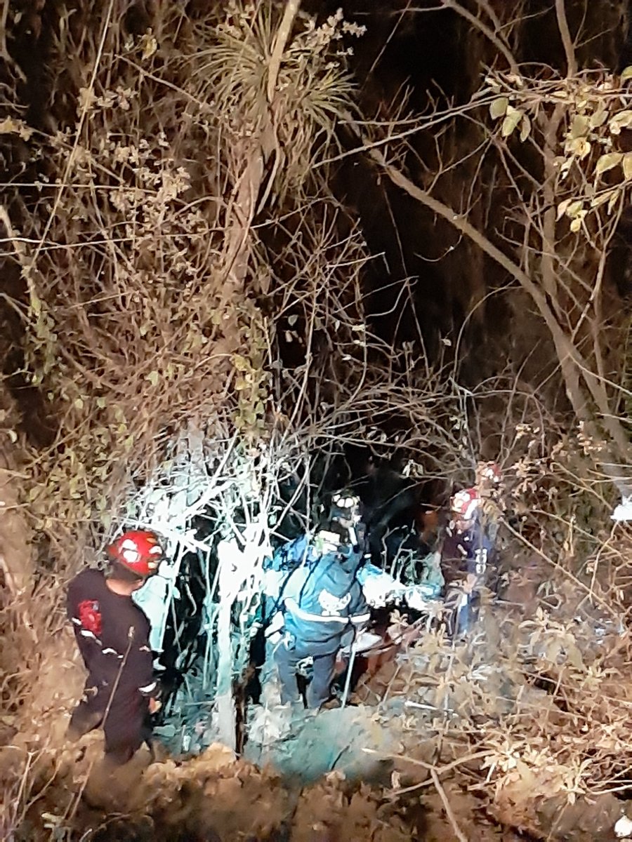 Hallan a una mujer muerta en ruta a San Mateo Milpas Altas, Antigua Guatemala, Sacatepéquez. (Foto Prensa Libre: Bomberos Voluntarios).