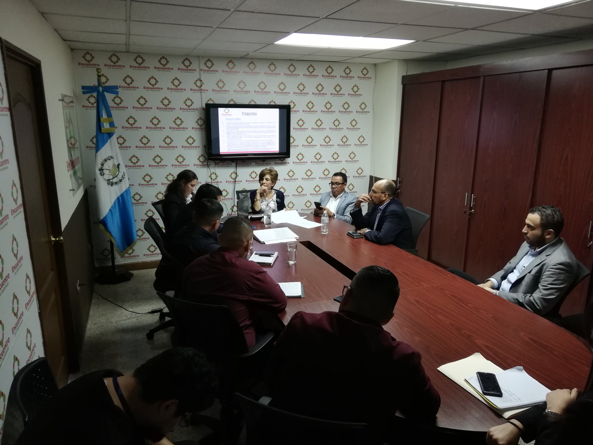 Los diputados de Encuentro por Guatemala sostuvieron una reunión con el ministro de Desarrollo Social Carlos Velásquez Monge. (Foto Prensa Libre: Carlos Álvarez)