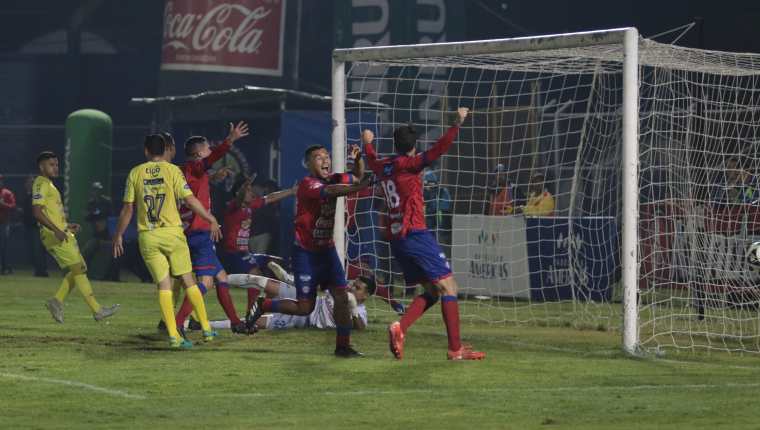 Así festejaron los jugadores de Xelajú, el primer gol. (Foto Prensa Libre: Raúl Juárez)