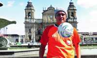 El defensor guatemalteco Roberto Cóbar, quien milita en Siquinalá, se recupera de un cáncer testicular, que lo mantiene alejado de las canchas desde octubre del 2018 (Foto Prensa Libre: Edwin Fajardo)