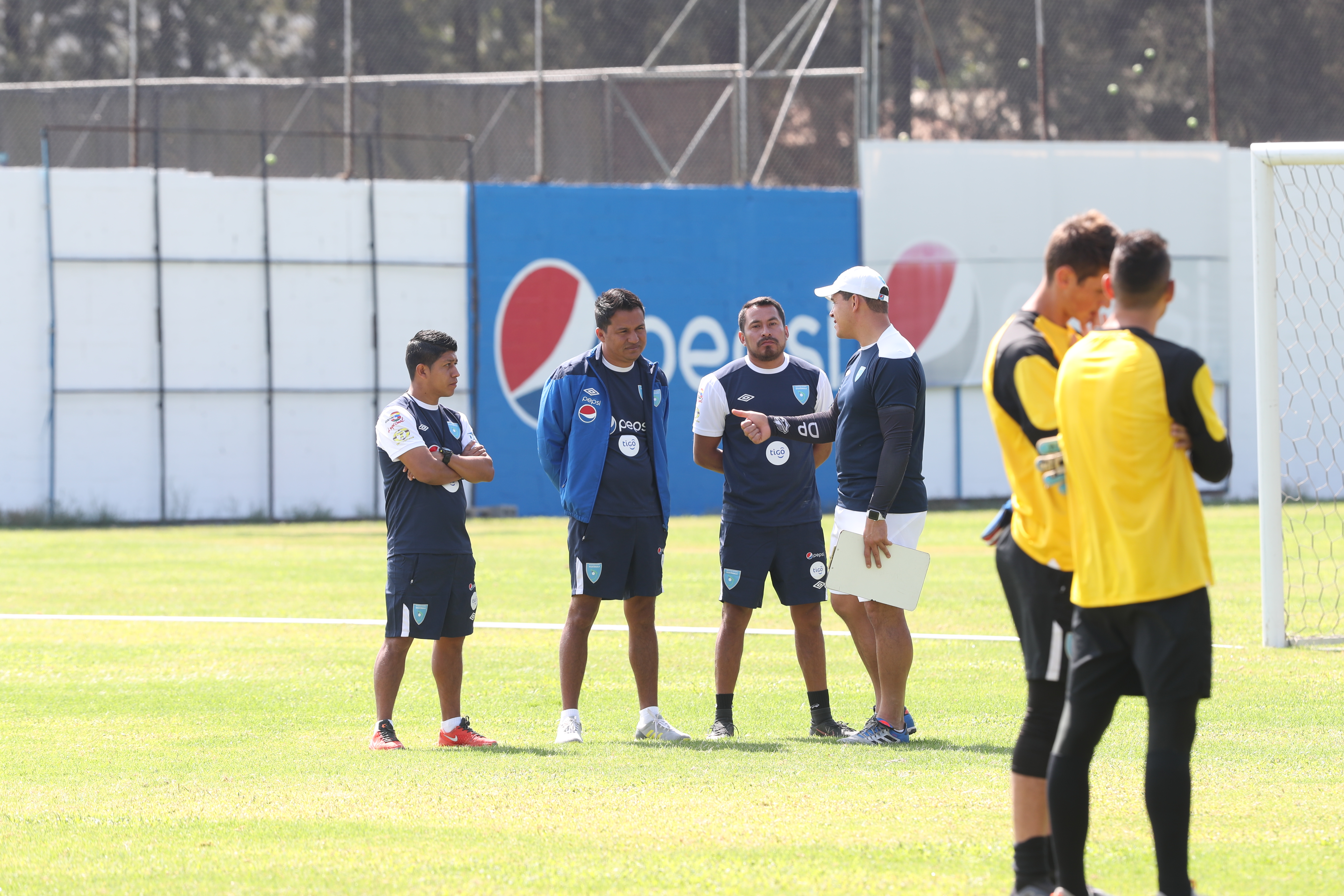 Amarini Villatoro durante el entrenamiento de este sábado por la mañana, en el Proyecto Goal. (Foto Prensa Libre: Edwin Fajardo)