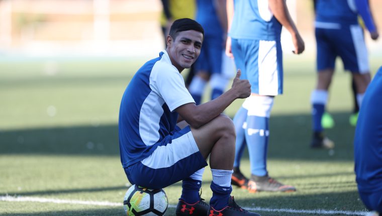 El atacante Luis Martínez espera volver aportarle frescura y dinamismo al frente de ataque de la Bicolor (Foto Prensa Libre: Edwin Fajardo)