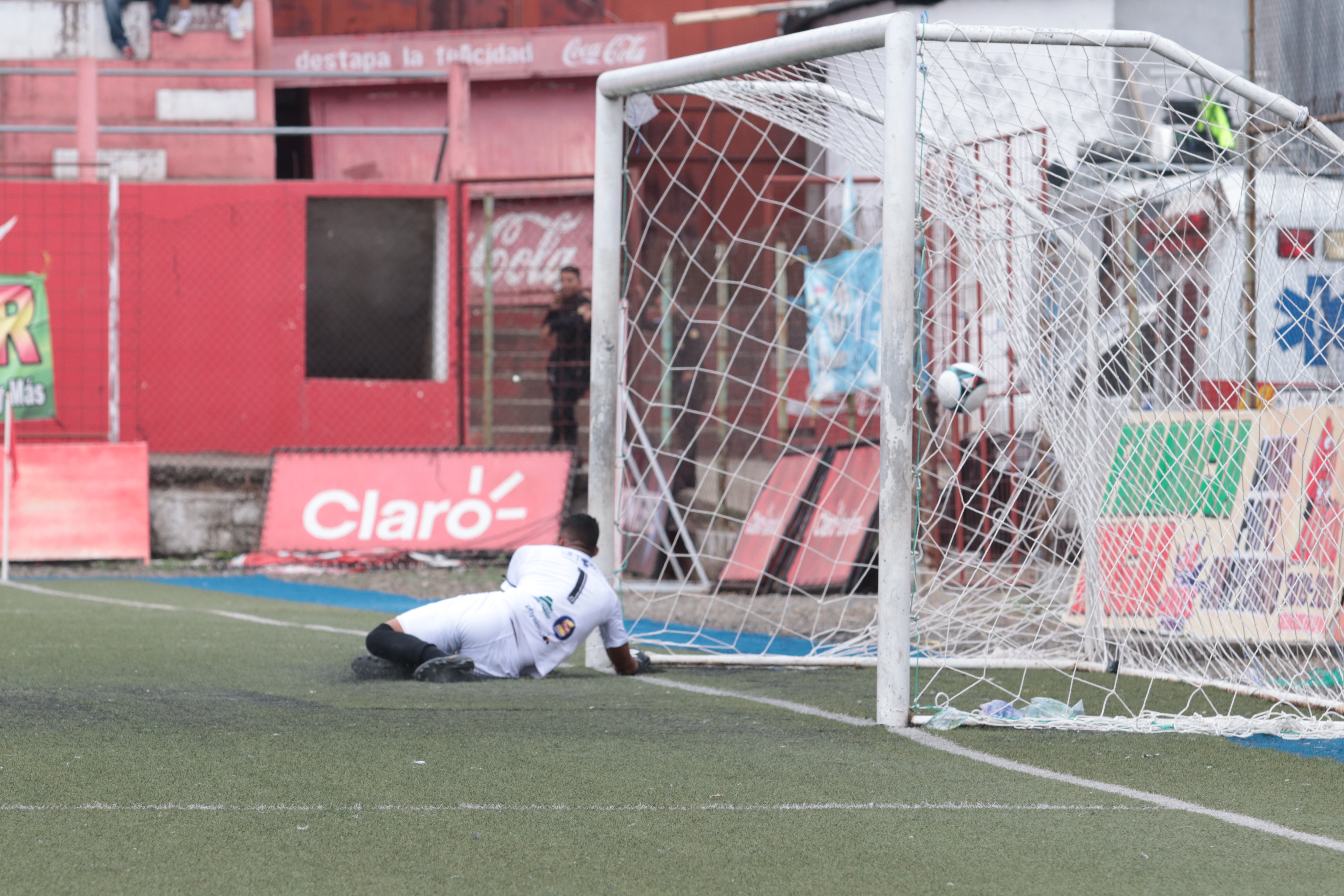 José Calderón no pudo hacer nada para evitar el tanto de Juan Valenzuela. (Foto Prensa Libre: Raúl Juárez) 