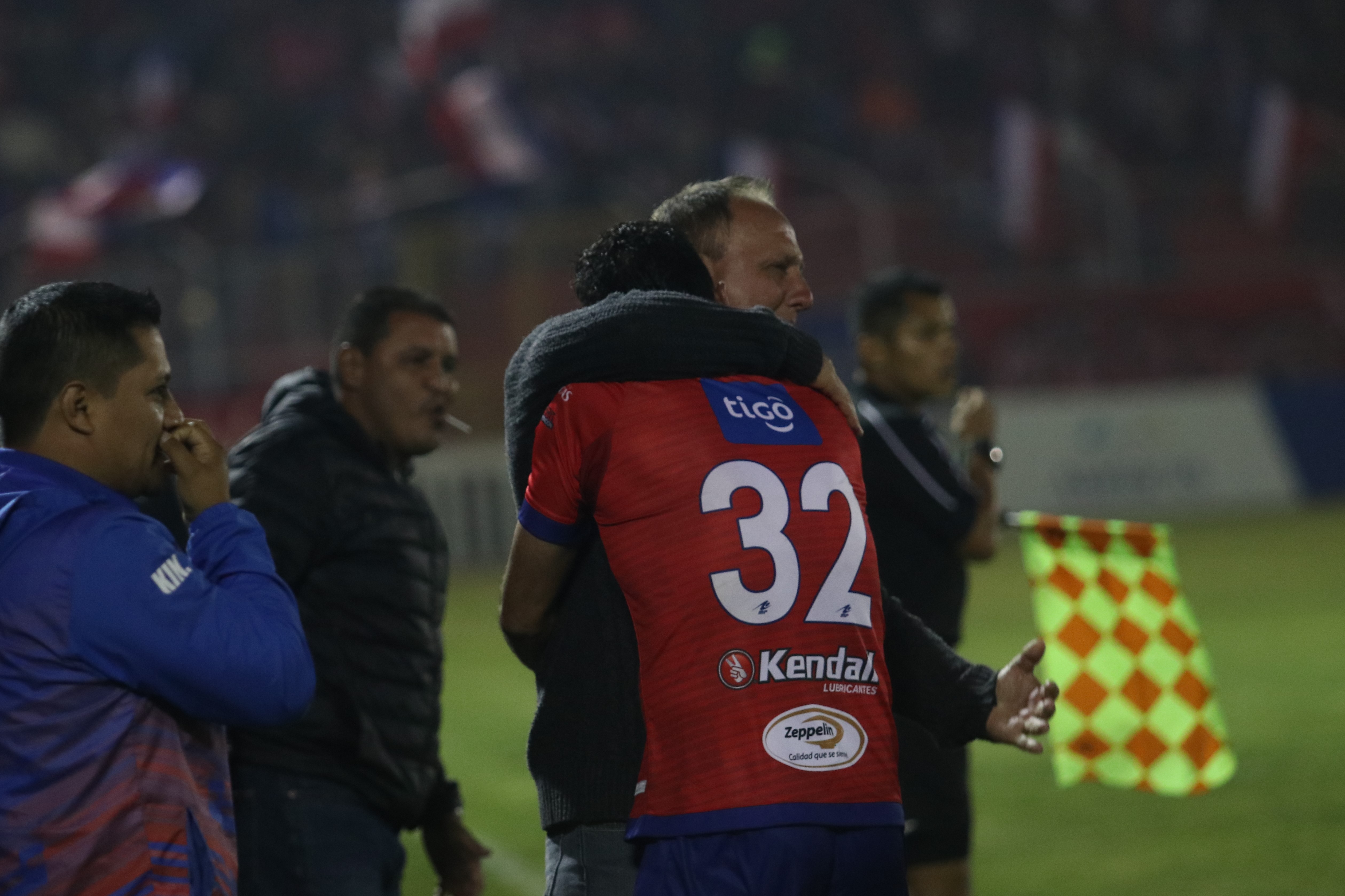 Carlos Kamiani Félix celebra junto al técnico Ramiro Cepeda. (Foto Prensa Libre: Raúl Juárez)