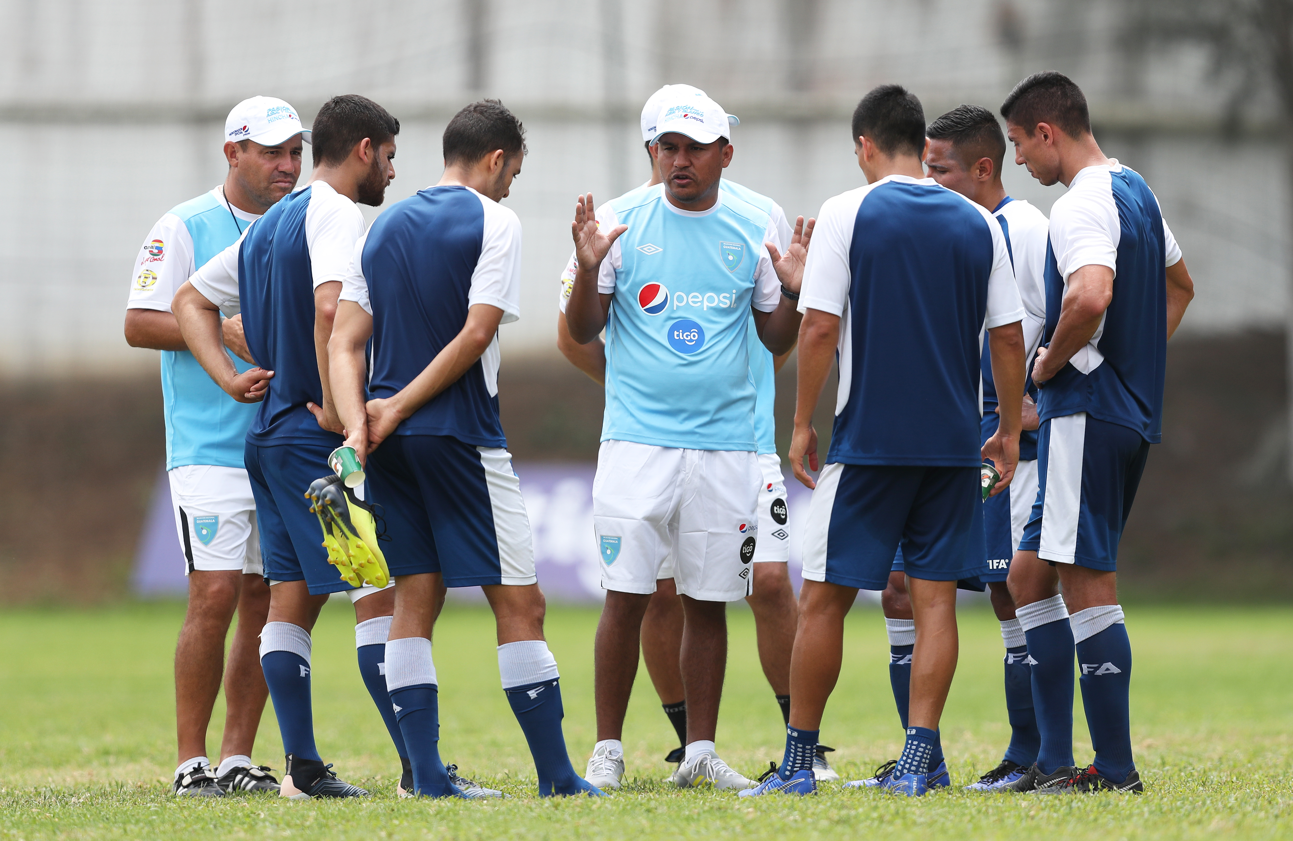 Amarini Villatoro, técnico interino de la Selección Nacional, dirige una práctica el miércoles 13-3-2019. (Foto Prensa Libre: Francisco Sánchez)