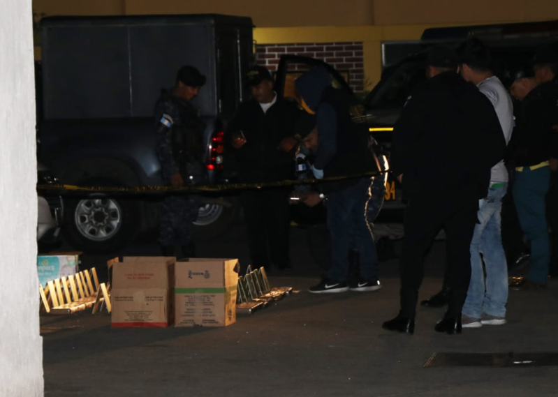 Investigadores observan la droga localizada en San Pedro Sacatepéquez, San Marcos. (Foto Prensa Libre: Cortesía).