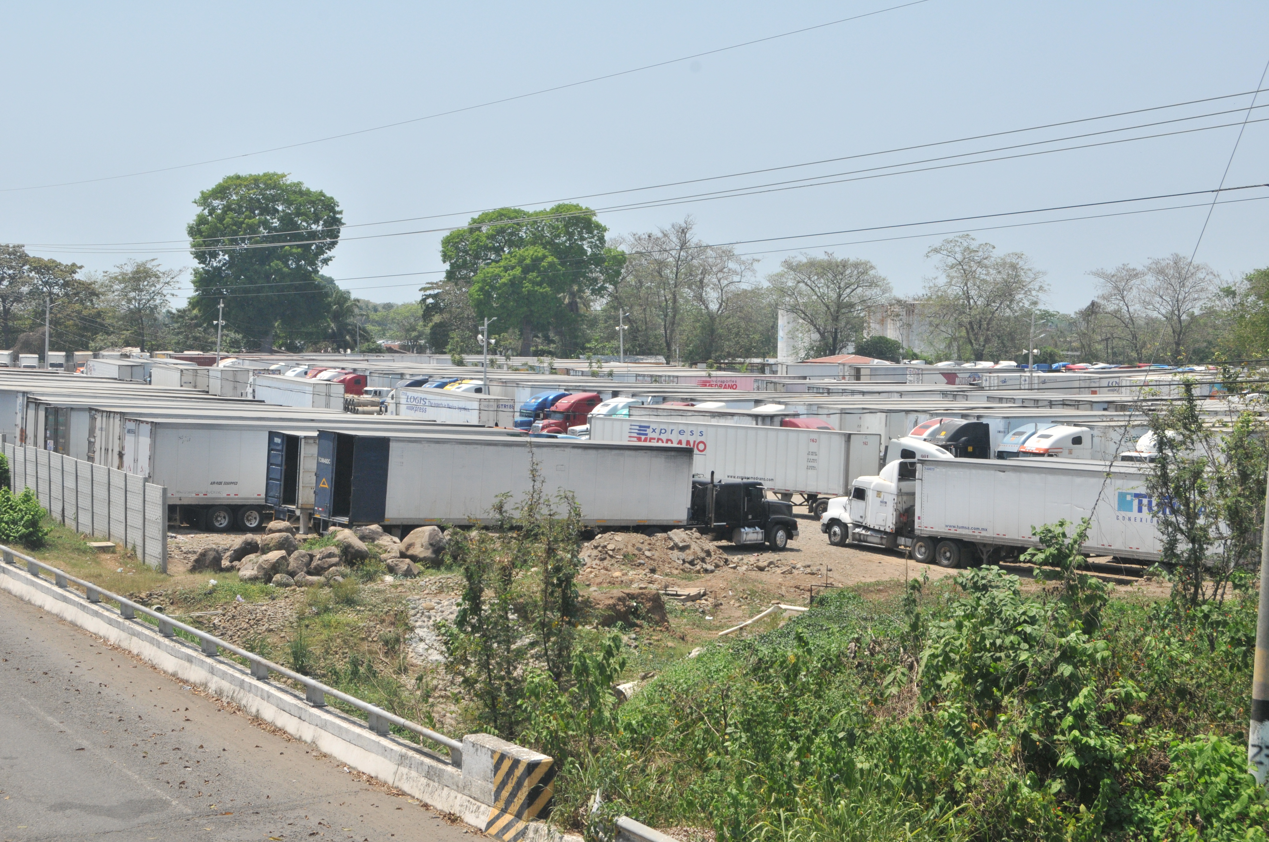 Varios contenedores permanecen varados un predio habilitado en Tecún Umán. (Foto Prensa Libre: Alex Coyoy).