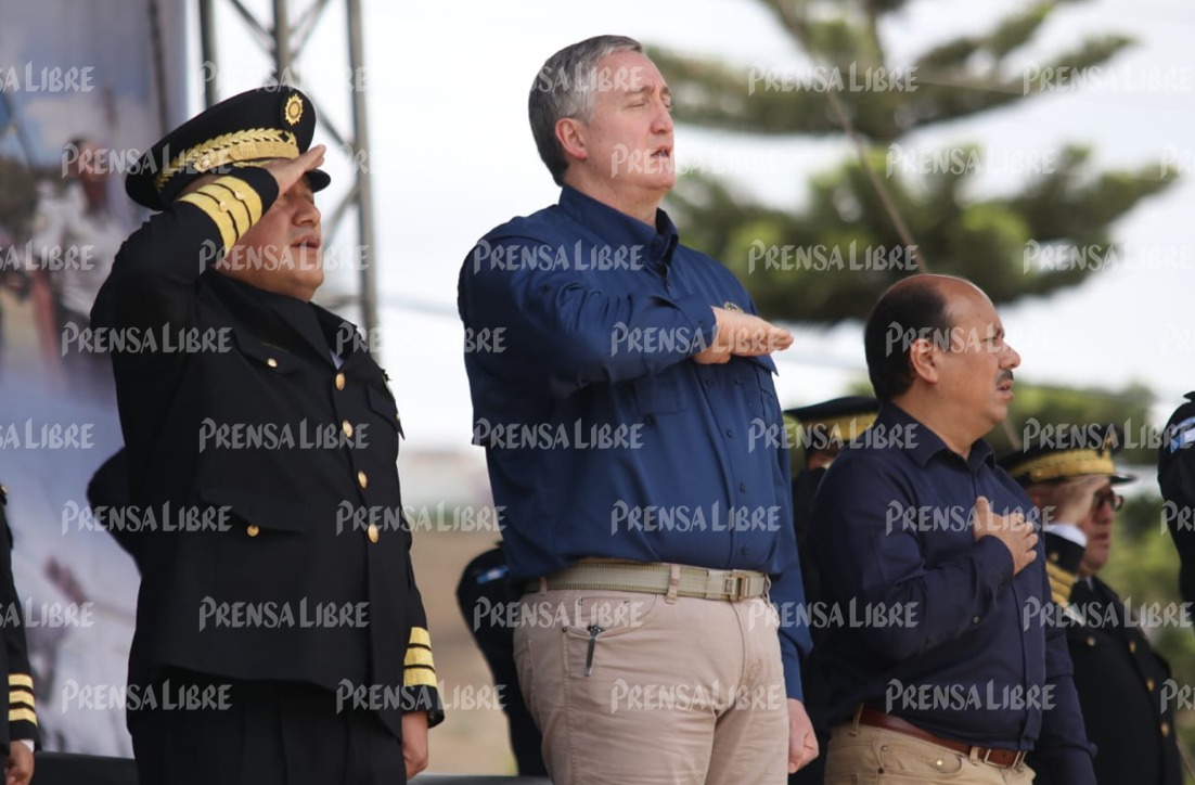 El ministro de Gobernación, Enrique Degenhart asiste a la graduación de agentes de PNC en Huehuetenango. (Foto Prensa Libre: Mike Castillo)