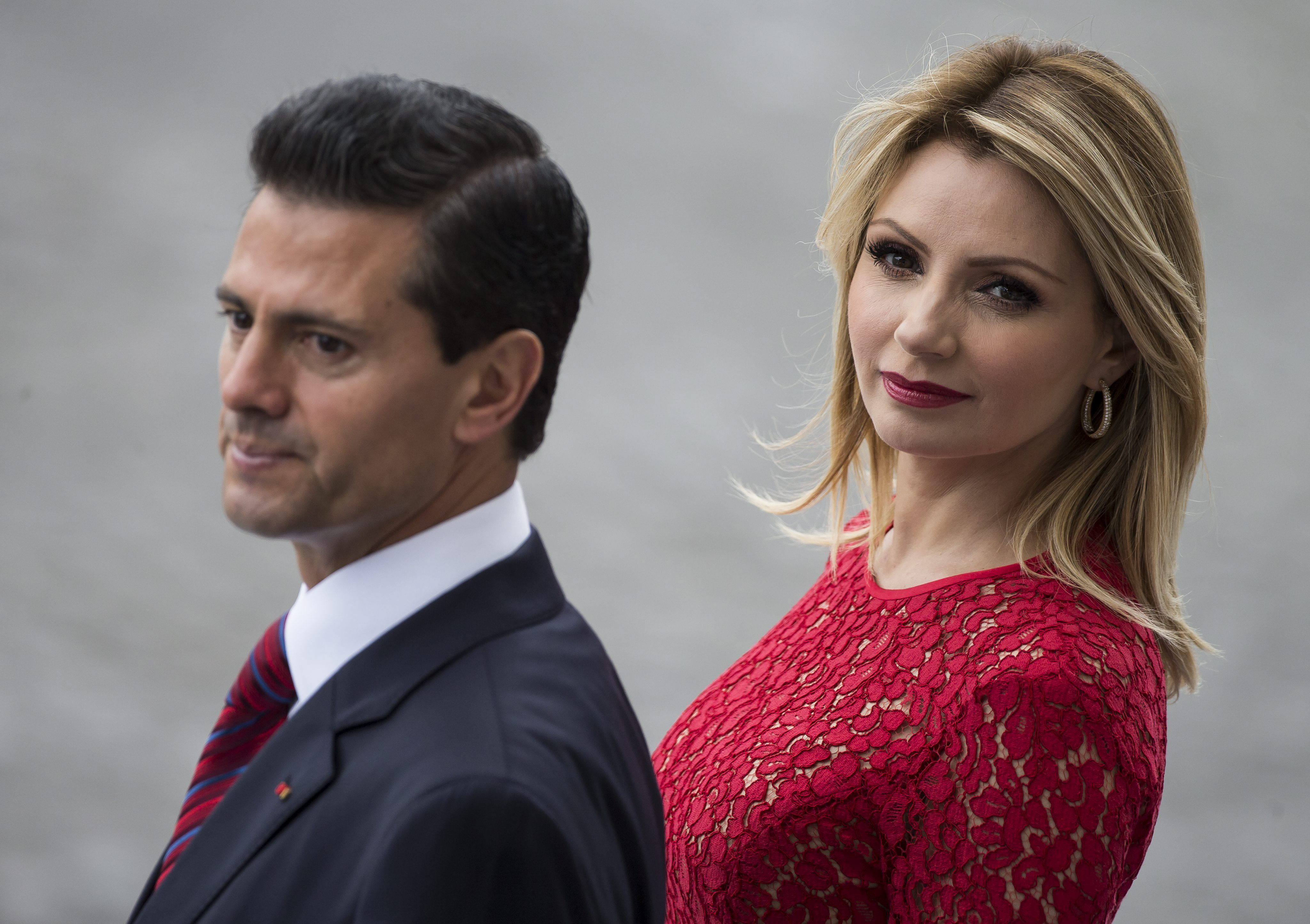 Medios internacionales aseguran que la actriz mexicana Angélica Rivera solicita 35 carros y 12 años de vuelos privados para divorciarse de Enrique Peña Nieto. (Foto Prensa Libre: EFE)